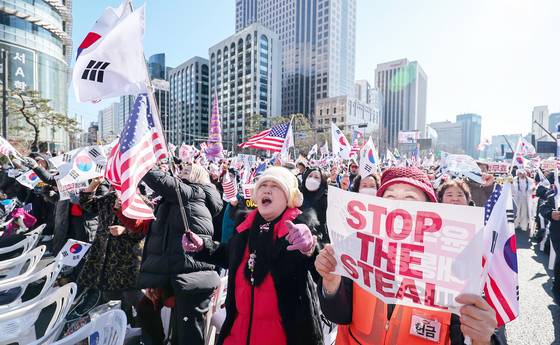 지난달 25일 서울 종로구 동화면세점 일대에서 대한민국바로세우기운동본부 주최로 열린 윤석열 대통령 탄핵 반대 집회에서 지지자들이 'STOP THE STEAL'이라고 적힌 손피켓을 들고 구호를 외치고 있다. 스탑더스틸은 부정선거를 그만두라 뜻의 구호다. 뉴스1