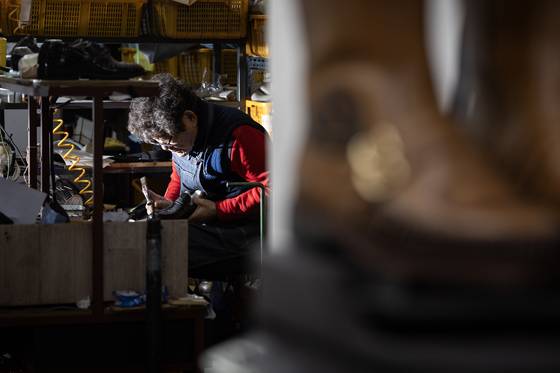 유홍식 구두 명장이 최근 높은 임대료에 밀려 이사한 새 공방에서 수제화를 만들고 있다.