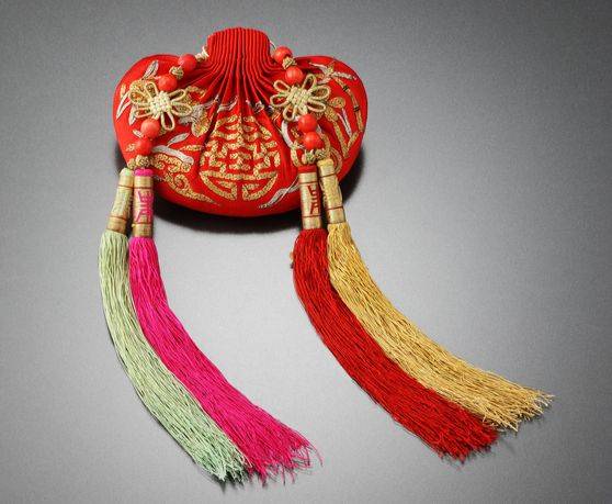 영친왕비가 지녔던 원수문 자수 두루주머니. 원수문은 장수를 기원하는 목숨 '수(壽)' 자를 원형으로 도안한 문양이다. 그 밖에도 불로초, 석류, 대나무 등을 수놓았으며 봉술의 봉에는 "수복(壽福)"자를 넣었다.[사진 국립고궁박물관]