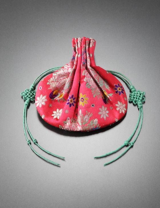 이진(영친왕 아들) 모란문채화단 두루주머니. 1922년 영친왕이 순종 알현시 순정효황후가 부귀장수(富貴長壽)를 기원하는 뜻에서 진(晋) 왕자에게 하사한 주머니이다. [국립고궁박물관]