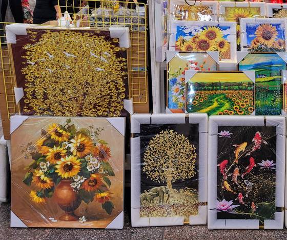 지난 14일 서울 서초구 강남고속버스터미널 지하상가의 인테리어 용품 가게에 '재복을 부르는 그림들'이 진열되어 있다. 문소영 기자