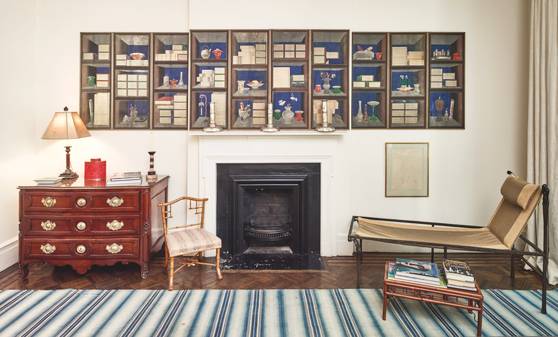 지난 14일 (한국 시간) 크리스티 뉴욕의 ‘미카 에르테군 컬렉션’ 경매 제3부에서 한화 9억3000만원에 팔린 ‘책거리 10폭 병풍’이 부호 인테리어 디자이너 미카 에르테군의 뉴욕 타운하우스에 걸려 있던 모습 [사진 크리스티]