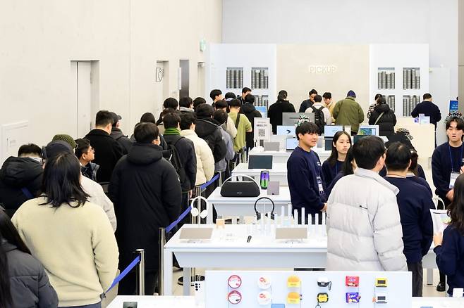 지난 4일 갤럭시S25 체험 공간 '갤럭시 스튜디오'가 마련된 서울 강남구 '삼성 강남' 내 2층 픽업 존 앞에 기기를 수령하려는 고객들이 줄을 서고 있다. 사진=삼성전자 제공