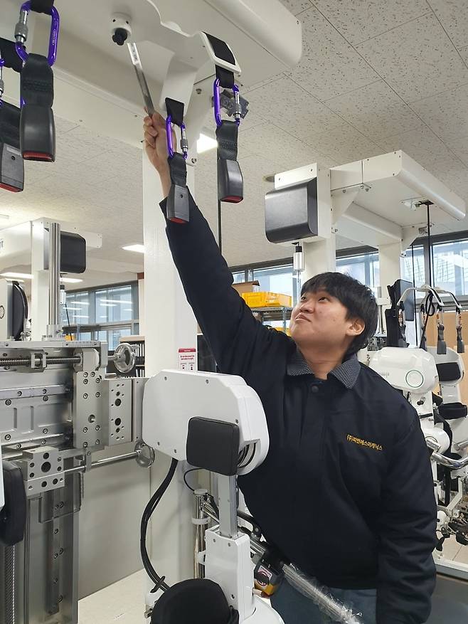 송태준 매니저가 역하중 센서 점검을 하고 있다. 윤현주 기자