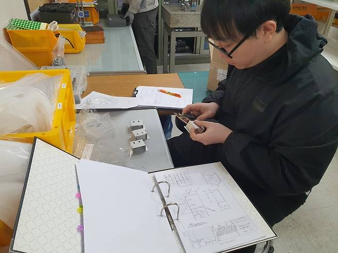 서정택 매니저가 기구물 수입 검사를 하고 있다. 윤현주 기자