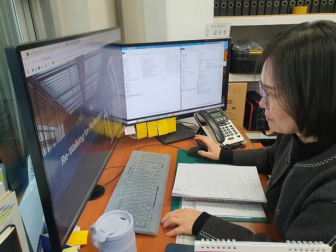 김민정 매니저가 병원 서비스 문의를 접수하고 있다. 윤현주 기자