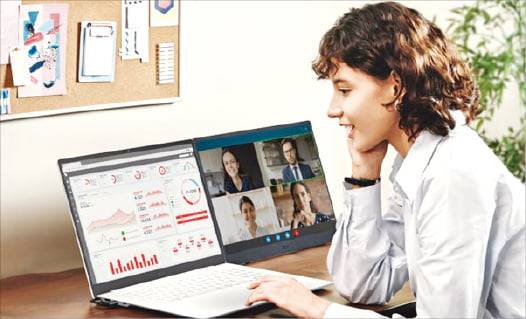 2025년 새롭게 출시한 LG 그램 프로 17형에 포터블 모니터 그램 +VIEW 17을 연결한 모습.  LG전자 제공