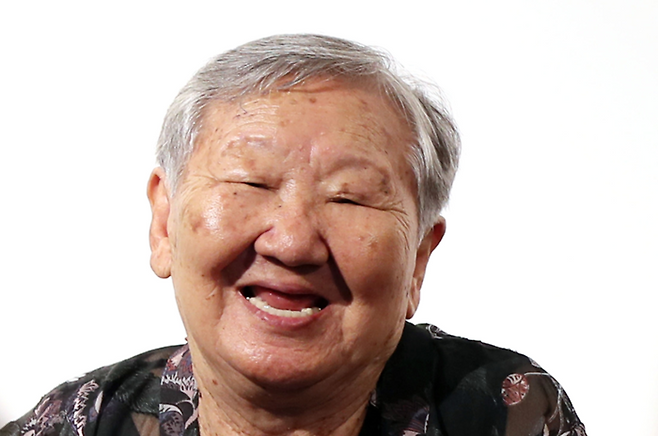 일본군 위안부 피해자인 길원옥 할머니가 16일 별세했다. 향년 97세. 사진은 2017년 서울 마포구 전쟁과여성인권박물관에서 열린 음반 제작발표회에서 길 할머니의 모습. 연합뉴스