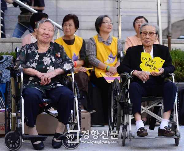 2017년 9월 13일 서울 종로구 일본대사관 앞에서 열린 일본군 위안부 문제 해결을 위한 정기 수요집회에 길원옥·김복동 할머니가 참석하고 있다. 1992년 1월 8일 처음 시작된 수요집회는 이날로 1300회째를 맞았다. 김창길 기자