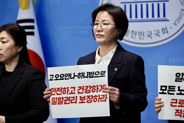 ▲정혜경 진보당 의원과 민주노총은 17일 국회 소통관에서 기자회견을 열고 “일하는 모든 노동자에게 근로기준법을 확대 적용해 고 오요안나님과 같은 피해자가 다시는 생기지 않도록 국회 환경노동위원회의 책임 있는 법 개정 논의를 요구한다”고 했다. 사진=정혜경 의원실 제공.