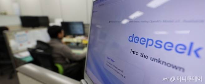 정부 부처들이 6일 중국 인공지능 딥시크(Deepseek) 접속 차단에 대거 나선 가운데 6일 서울 종로구 정부서울청사 사무실에서 공무원들이 업무를 보고 있다. /사진제공=뉴시스