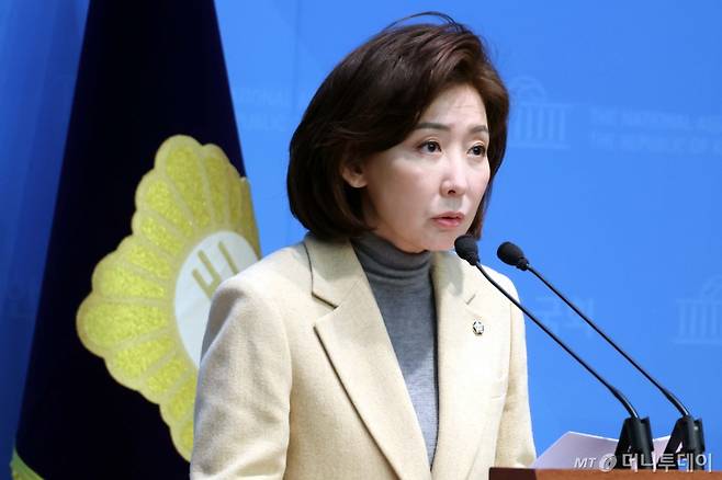 [서울=뉴시스] 조성봉 기자= 나경원 국민의힘 의원이 17일 오전 서울 여의도 국회 소통관에서 열린 ‘헌법재판소의 윤석열 대통령 탄핵 심판 불공정성, 편파성 규탄’ 기자회견에서 발언을 하고 있다. 2025.02.17. suncho21@newsis.com /사진=조성봉
