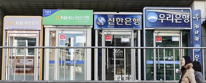 역대급 실적을 기록한 KB·신한·하나·우리 등 4대 금융지주의 주가가 하락세를 보인다. 사진은 서울 시내의 한 은행 ATM 지점 앞으로 시민들이 지나가고 있다.  /사진=뉴시스