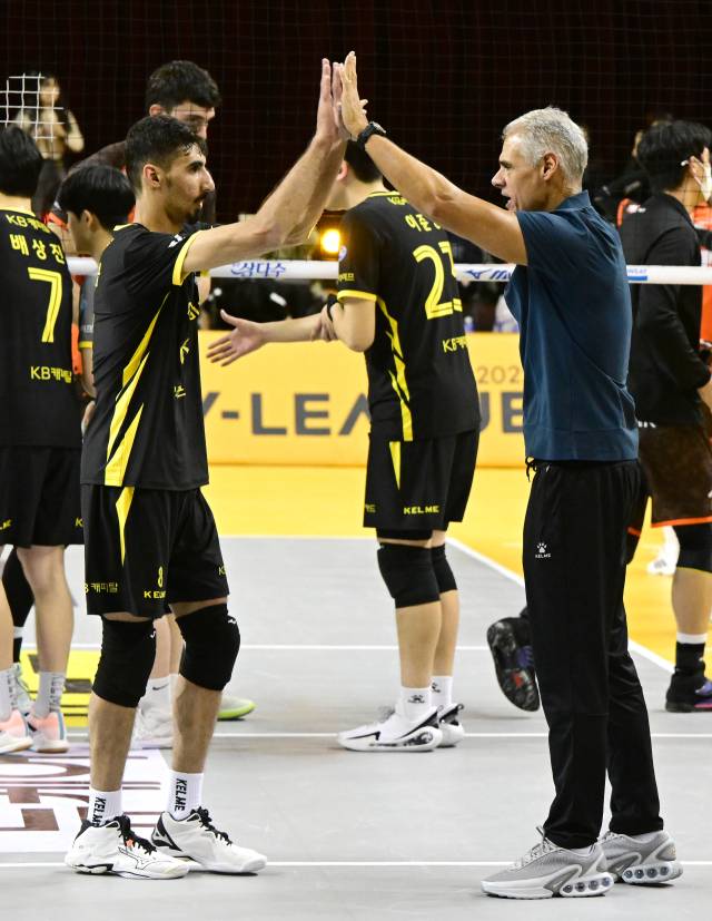 야쿱과 레오나르도 감독./KOVO