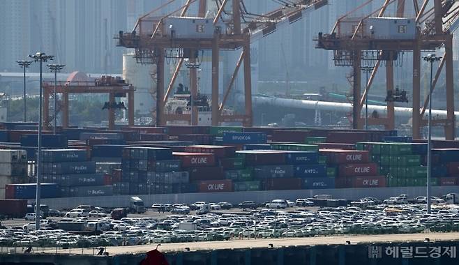 지난해 한국은 550억달러 이상의 대미 흑자를 기록한 가운데, 무역 적자 해소를 공약으로 나선 트럼프 정부의 통상 압력에 맞서야 하는 상황에 놓이게 됐다. 사진은 인천 중구 인천 선광남항 야적장에 수출 대기 중인 컨테이너 . [헤럴드DB]