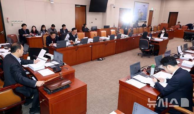 [서울=뉴시스] 조성봉 기자 = 김원이 국회 산자위 산업통상자원특허소위원장이 26일 오전 서울 여의도 국회에서 열린 산업통상자원중소벤처기업위원회 산업통상자원특허소위원회에서 의사봉을 두드리고 있다. 2024.12.26. suncho21@newsis.com