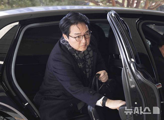 [서울=뉴시스] 김근수 기자 = 심우정 검찰총장이 17일 서울 서초구 대검찰청 청사로 출근을 하고 있다. 헌재는 오늘 서울중앙지검 이창수 지검장, 조상원 4차장검사, 최재훈 반부패2부장검사의 탄핵심판 첫 정식 변론을 연다. 이들은 도이치모터스 주가조작 의혹과 관련해 김건희 여사를 무혐의 처분했다는 이유로 탄핵소추됐다. 2025.02.17. ks@newsis.com