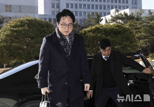 [서울=뉴시스] 김근수 기자 = 심우정 검찰총장이 17일 서울 서초구 대검찰청 청사로 출근을 하고 있다. 헌재는 오늘 서울중앙지검 이창수 지검장, 조상원 4차장검사, 최재훈 반부패2부장검사의 탄핵심판 첫 정식 변론을 연다. 이들은 도이치모터스 주가조작 의혹과 관련해 김건희 여사를 무혐의 처분했다는 이유로 탄핵소추됐다. 2025.02.17. ks@newsis.com