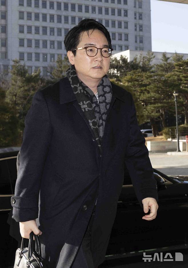 [서울=뉴시스] 김근수 기자 = 심우정 검찰총장이 17일 서울 서초구 대검찰청 청사로 출근을 하고 있다. 헌재는 오늘 서울중앙지검 이창수 지검장, 조상원 4차장검사, 최재훈 반부패2부장검사의 탄핵심판 첫 정식 변론을 연다. 이들은 도이치모터스 주가조작 의혹과 관련해 김건희 여사를 무혐의 처분했다는 이유로 탄핵소추됐다. 2025.02.17. ks@newsis.com