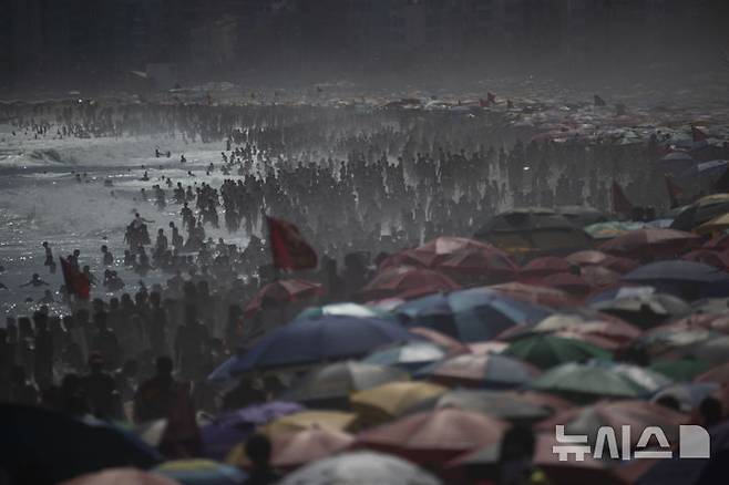 [리우데자네이루=AP/뉴시스] 16일(현지 시간) 브라질 리우데자네이루 이파네마 해변에 수많은 피서객이 모여 있다. 2025.02.17.