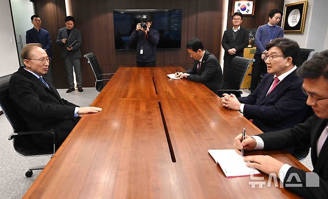 [서울=뉴시스] 김근수 기자 = 권성동 국민의힘 원내대표가 17일 오전 서울 서초구 이명박재단 사무실을 찾아 이명박 전 대통령과 대화를 하고 있다. (공동취재) 2025.02.17. photo@newsis.com