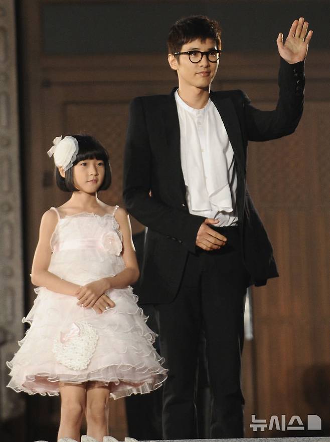 김새론(왼쪽), 원빈