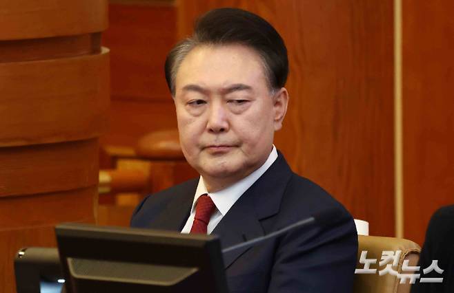 윤석열 대통령이 13일 서울 종로구 헌법재판소에서 열린 '윤석열 대통령 탄핵심판 8차 변론'에 출석하고 있다. 사진공동취재단