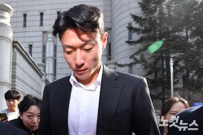 불법 촬영 혐의로 재판에 넘겨진 축구선수 황의조가 14일 오후 서울 서초구 서울중앙지방법원에서 열린 1심 선고 공판에서 징역 1년에 집행유예 2년을 선고 받은 후 법원을 나서고 있다. 류영주 기자