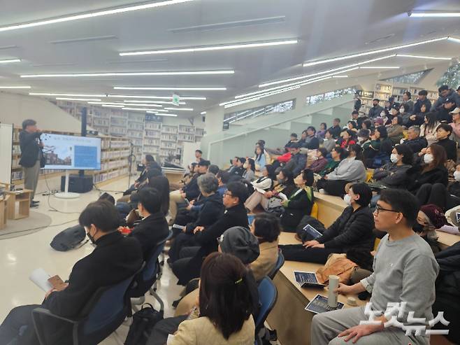 민족시인 윤동주를 다시 배우자는 열기가 고조되고 있다. 윤동주 탄생 100주년 기념도서관인 서울 은평구 '내를 건너서 숲으로' 도서관은 지난 15일 추모전시회와 음악회를 가졌다. 사진은 문학평론가 유성호 한양대 국문학과 교수가 윤동주의 생애와 문학 세계에 대한 이야기를 나누고 있다. 송주열 기자