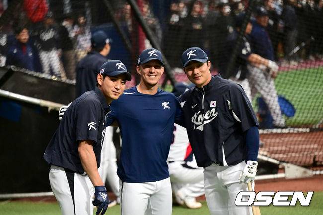 [OSEN=고척, 최규한 기자] 월드베이스볼클래식(WBC) 대표팀이 2일 오후 서울 고척스카이돔에서 공식 훈련을 진행했다.&nbsp;WBC 대표팀 이정후, 에드먼, 김하성(왼쪽부터)이 취재진을 향해 미소짓고 있다. 2023.03.02 / dreamer@osen.co.kr