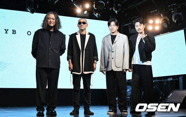 [OSEN=조은정 기자]밴드 YB가 새 EP '오디세이'(Odyssey) 발매 기념 기자간담회를 17일 서울 마포구 홍대 롤링홀에서 가졌다.YB의 새 EP '오디세이'는 험난한 경험을 통해 성장하며 자아를 찾아 나가는 과정을 담고 있다. '리벨리온'을 포함해 타이틀곡 '오어키드'(Orchid)와 수록곡 '스톰본'(StormBorn), '엔드 앤드 엔드'(End And End) 등 총 6트랙이 담긴다.YB 포즈를 취하고 있다. 2025.02.17 /cej@osen.co.kr