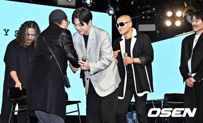 [OSEN=조은정 기자]밴드 YB가 새 EP '오디세이'(Odyssey) 발매 기념 기자간담회를 17일 서울 마포구 홍대 롤링홀에서 가졌다.YB의 새 EP '오디세이'는 험난한 경험을 통해 성장하며 자아를 찾아 나가는 과정을 담고 있다. '리벨리온'을 포함해 타이틀곡 '오어키드'(Orchid)와 수록곡 '스톰본'(StormBorn), '엔드 앤드 엔드'(End And End) 등 총 6트랙이 담긴다.가수 김수철이 YB 간담회에 참석해 윤도현과 인사를 나누고 있다. 025.02.17 /cej@osen.co.kr