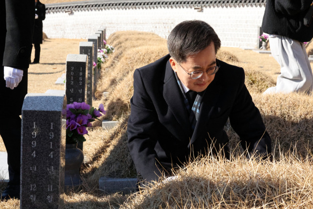 ▲김동연 경기도지사가 13일 광주 북구 운정동 국립5·18민주묘지를 방문해 묘역을 살펴보고 있다. ⓒ연합뉴스