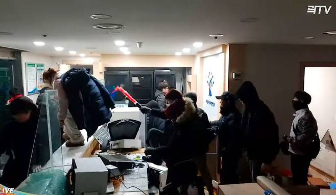 1월19일 새벽 윤석열에 대한 구속영장이 발부되자 지지자들이 서울서부지방법원에 진입해 난동을 부리고 있다. ⓒ락TV 동영상 갈무리
