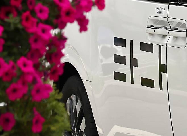 타다 관련 무죄가 선고된&nbsp;2023년 6월1일 타다 로고가 붙은 자동차가 서울 세종대로 사거리를 지나고 있다. ⓒ연합뉴스