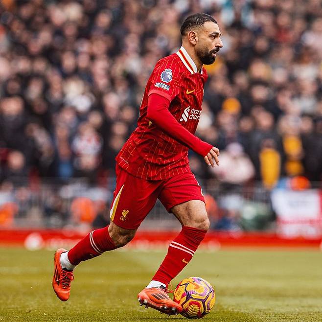 16일(한국시간) 영국 리버풀의 안필드에서 열린 2024~2025시즌 잉글랜드 프리미어리그(EPL) 25라운드 울버햄튼 원더러스전에서 드리블을 시도하는 모하메드 살라. /사진=리버풀 공식 사회관계망서비스(SNS)