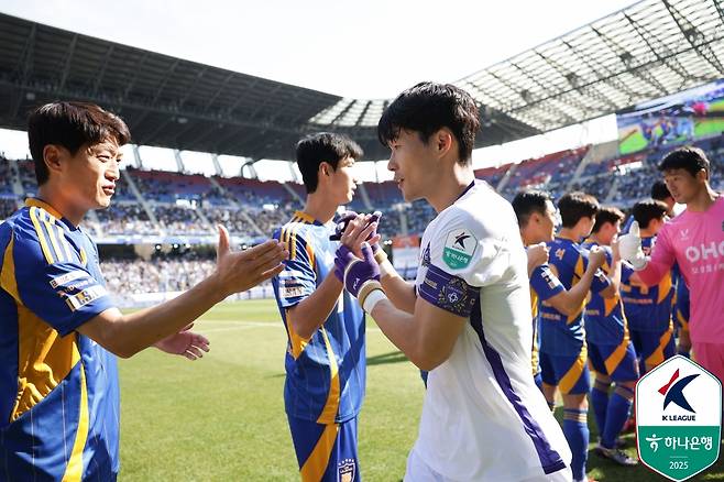 경기 전 이창용(왼쪽에서 세 번째)이 이청용을 향해 다가가고 있다. /사진=한국프로축구연맹 제공