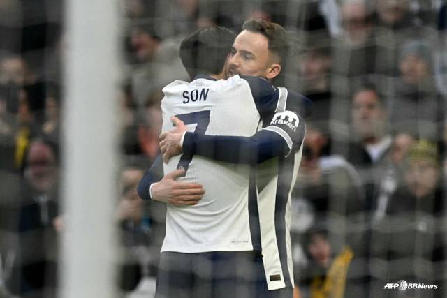 손흥민(왼쪽)과 제임스 매디슨이 포옹을 나누고 있다. /AFPBBNews=뉴스1