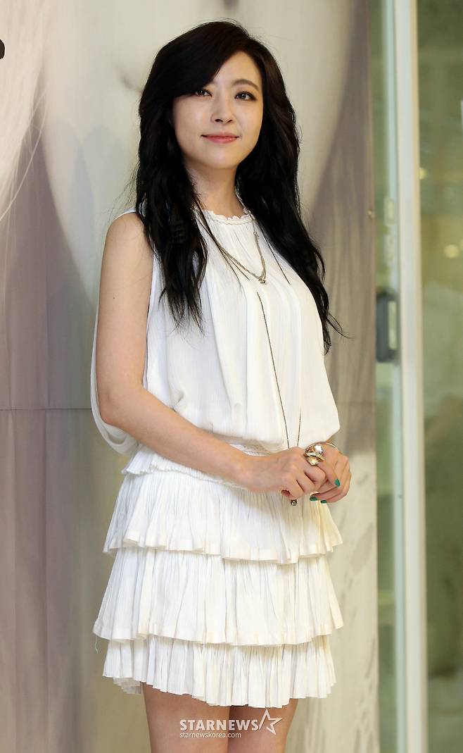 가수 심은진이 12일 오후 서울 서초구 서초동 부띠크모나코에서 진행된 포토에세이 'hello, Stranger.' 출판기념 기자간담회에 참석해 포즈를 취하고 있다.  심은진의 첫 번째 포토에세이 'hello, Stranger.'는 오랜 연예계 생활을 거치며 자신만의 독특한 시각으로 바라본 세상의 모습을 비롯해 연예인 심은진이 아닌 인간 심은진의 진솔한 감성과 찰나의 기록 등을 사진과 스케치, 에세이 등 다양한 매체로 표현했다. /사진=김창현 기자 chmt@