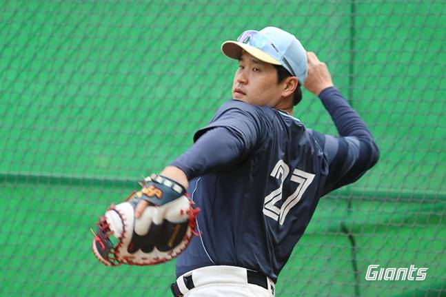 유강남이 캐치볼을 하고 있다. /사진=롯데 자이언츠 제공