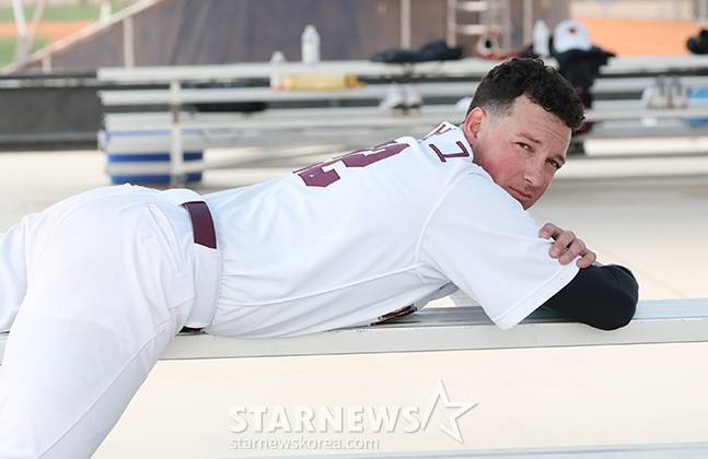 키움 히어로즈 선수단이 14일 미국 애리조나주 메사 애슬레틱 그라운드에서 스프링캠프를 진행했다.  자체 청백전에서 백팀 선발로 나서 1이닝 투구를 마친 로젠버그가 벤치에 엎드려 경기를 관전하고 있다. /사진=김진경 대기자