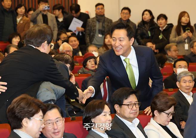 오세훈 서울시장이 지난 2월 12일 국회 도서관에서 열린 ‘87체제 극복을 위한 지방분권 개헌’ 토론회에서 참석자들과 악수하고 있다. 박민규 선임기자