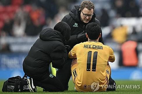 리버풀은 16일(한국시간) 영국 리버풀에 위치한 안필드에서 열린 울버햄튼 원더러스와의 2024-25시즌 프리미어리그 25라운드 홈경기에서 2-1 승리를 거뒀다. 이날 리버풀은 전반 15분 루이스 디아스의 선제골과 전반 37분 모하메드 살라의 추가골로 앞서갔다. 황희찬이 부상으로 결장한 울버햄튼은 후반 22분 마테우스 쿠냐의 만회골로 추격의 불씨를 살렸지만 동점골을 만들지 못했다. 연합뉴스