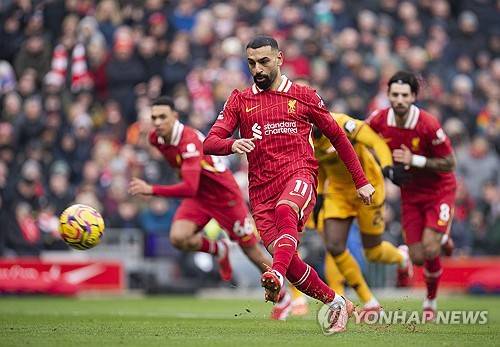 리버풀은 16일(한국시간) 영국 리버풀에 위치한 안필드에서 열린 울버햄튼 원더러스와의 2024-25시즌 프리미어리그 25라운드 홈경기에서 2-1 승리를 거뒀다. 이날 리버풀은 전반 15분 루이스 디아스의 선제골과 전반 37분 모하메드 살라의 추가골로 앞서갔다. 황희찬이 부상으로 결장한 울버햄튼은 후반 22분 마테우스 쿠냐의 만회골로 추격의 불씨를 살렸지만 동점골을 만들지 못했다. 연합뉴스