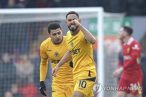 리버풀은 16일(한국시간) 영국 리버풀에 위치한 안필드에서 열린 울버햄튼 원더러스와의 2024-25시즌 프리미어리그 25라운드 홈경기에서 2-1 승리를 거뒀다. 이날 리버풀은 전반 15분 루이스 디아스의 선제골과 전반 37분 모하메드 살라의 추가골로 앞서갔다. 황희찬이 부상으로 결장한 울버햄튼은 후반 22분 마테우스 쿠냐의 만회골로 추격의 불씨를 살렸지만 동점골을 만들지 못했다. 연합뉴스