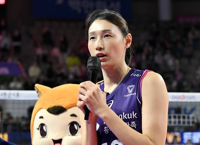 16일 오후 화성실내체육관에서 열린 도드람 2024-2025 V-리그 여자부 5라운드 IBK기업은행과 흥국생명의 경기, 흥국생명이 세트스코어 3:0(25-23 25-12 25-20)으로 승리하면서 9연승을 질주했다. 경기 종료 후 김연경이 팬들에게 감사 인사를 전하고 있다. KOVO
