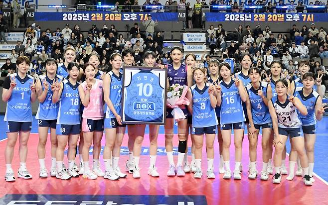 16일 오후 화성실내체육관에서 열린 도드람 2024-2025 V-리그 여자부 5라운드 IBK기업은행과 흥국생명의 경기, 흥국생명이 세트스코어 3:0(25-23 25-12 25-20)으로 승리하면서 9연승을 질주했다. 경기 종료 후 IBK기업은행 선수단이 흥국생명 김연경과 기념사진을 촬영하고 있다. KOVO