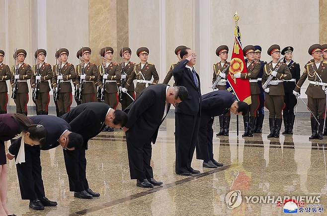 북한 김정은, 4년만에 김정일 생일에 금수산태양궁전 참배 (평양 조선중앙통신=연합뉴스) 김정은 북한 국무위원장이 지난 16일 4년만에 '광명성절'(김정일 생일, 2.16일)을 맞아 금수산태양궁전을 찾아 김일성ㆍ김정일 동상에 헌화하고 경의를 표했다고 조선중앙통신이 17일 보도했다. 이날 참배에는 박정천ㆍ리히용 당 비서, 노광철 국방상, 김재룡 당 부장, 김여정 당 부부장이 수행했다. 2025.2.17 
    [국내에서만 사용가능. 재배포 금지. For Use Only in the Republic of Korea. No Redistribution] nkphoto@yna.co.kr