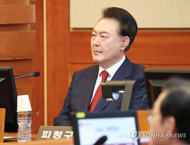 윤 대통령, 탄핵심판 8차 변론 출석 (서울=연합뉴스) 윤석열 대통령이 13일 서울 종로구 헌법재판소 대심판정에서 열린 윤석열 대통령 탄핵심판 8차 변론기일에 출석해 있다. 2025.2.13 [사진공동취재단] photo@yna.co.kr