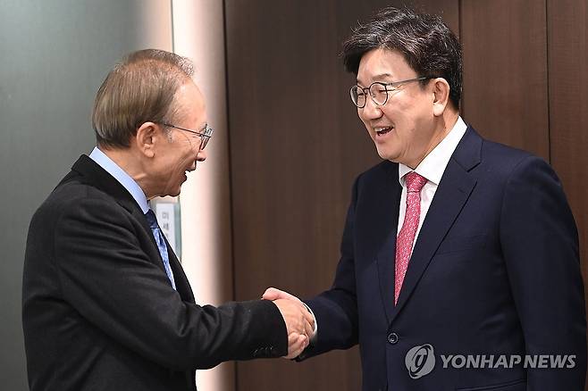 권성동, 이명박 전 대통령 예방 (서울=연합뉴스) 윤동진 기자 = 국민의힘 권성동 원내대표가 17일 서울 서초구 청계재단을 찾아 이명박 전 대통령을 예방하고 있다. 2025.2.17 [공동취재] photo@yna.co.kr